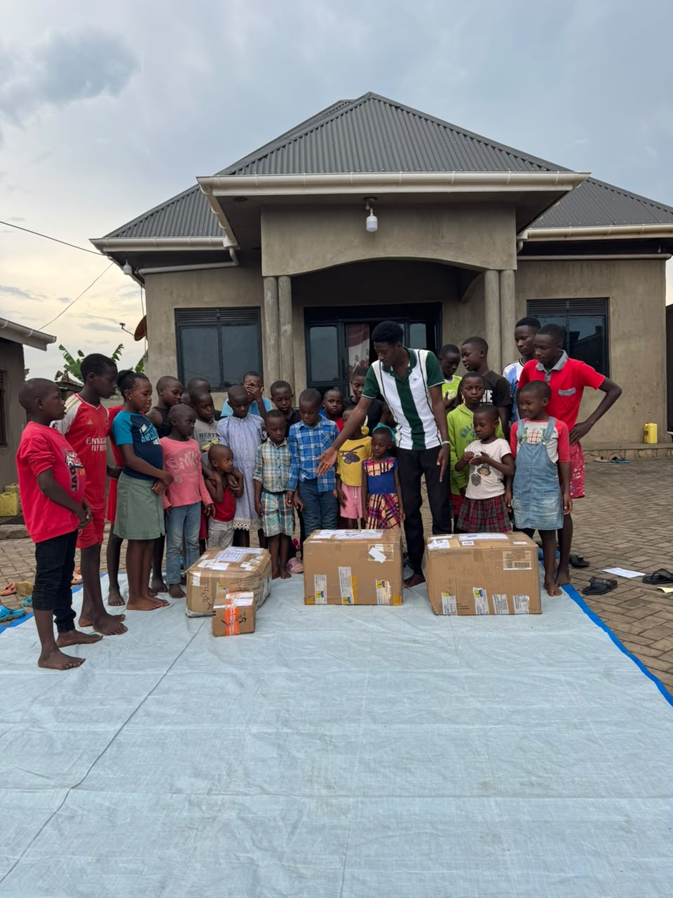 A gift delivery day for the children